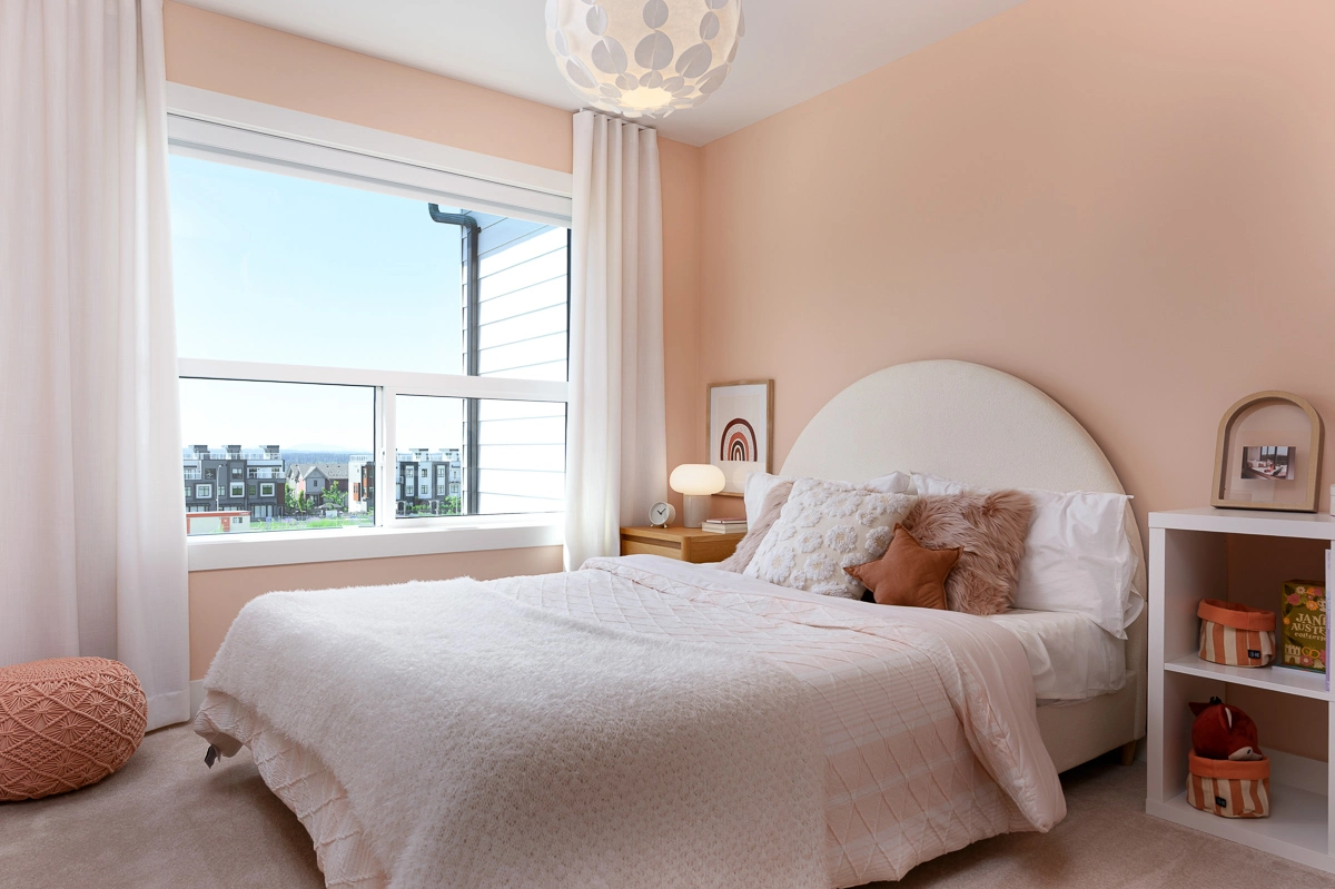 Plan A – child's bedroom in soft peach with arched headboard and bookshelf